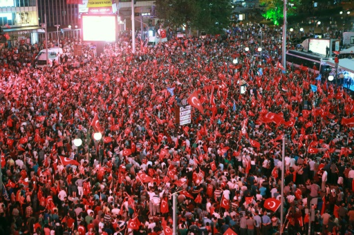 Des partisans du président turc Erdogan rassemblés place Kizilay, le 16 juillet 2016 à Ankara, la capitale. © ADEM ALTAN AFP