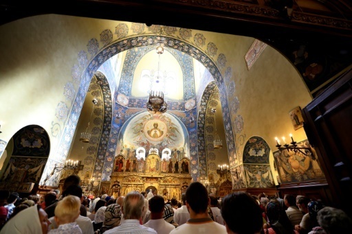 Des fideles assistent a une messe celebree a l'intention des victimes de l'attentat de Nice, le 17 juillet 2016 dans la cathedrale orthodoxe Saint-Nicolas de la ville
