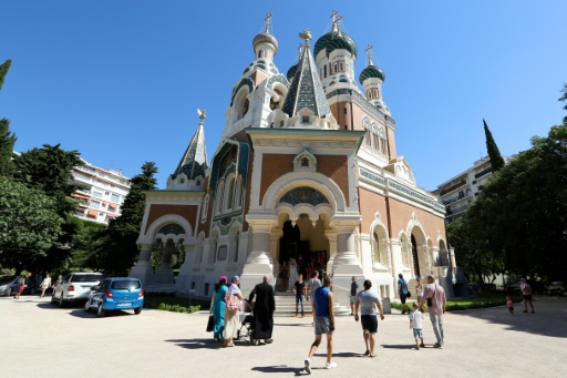 Des fidèles arrivent à la cathédrale orthodoxe Saint-Nicolas de Nice, le 17 juillet 2016, pour assister à une messe dominicale célébrée à l'intention des victimes de l'attentat du 14-juillet © Valery HACHE AFP