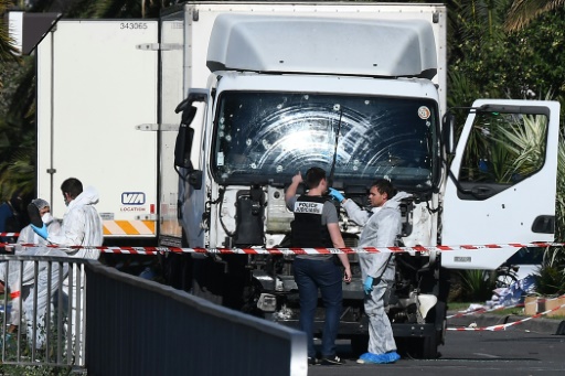 Des experts scientifiques de la police devant le camion criblé de balles de l'auteur de l'attentat sanglant de Nice, le 15 juillet 2016 © ANNE-CHRISTINE POUJOULAT AFP
