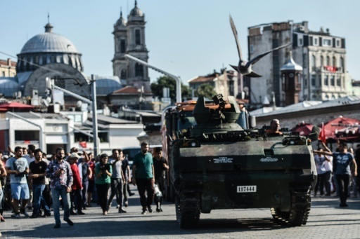 Un vehicule de l'armee turque dans les rues d'Istanbul le 16 juillet 2016