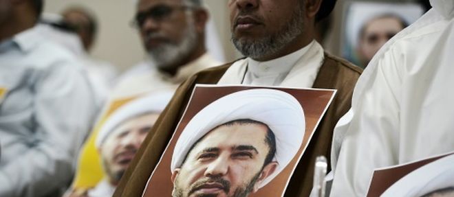 Des manifestants portent le portrait du chef d'Al-Wefaq, Ali Salmane, pour protester contre son arrestation, le 29 mai 2016 a al-Zinj, a Manama au Bahrein