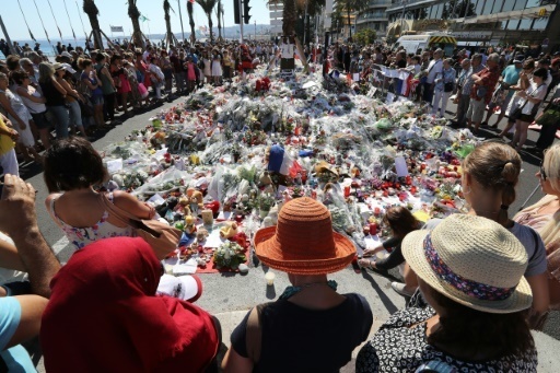 De nombreuses personnes rassemblees en hommage aux victimes de l'attentat le 17 juillet 2016 sur la Promenade des Anglais a Nice