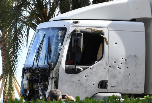 Le camion criblé de balles de l'auteur de l'attentat sanglant le 15 juillet 2016 à  Nice © BORIS HORVAT AFP