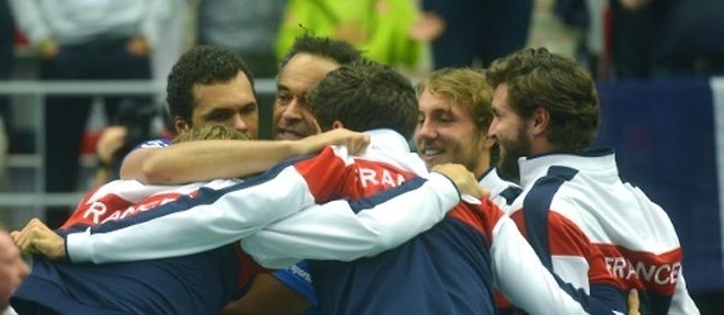 Les membres de l'equipe de France de Coupe Davis se congratulent apres la victoire 3-1 en quarts de finale face a la Republique tcheque, le 17 juillet 2016 a Trinec 