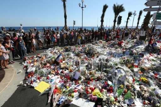 Des gens se recueillent autour des memoriaux installes sur la Promenade des Anglais a Nice, le 17 juillet 2016