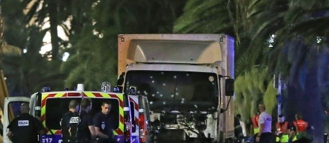 Le camion crible de balles qui a fonce sur la foule le 14 juillet 2016 a Nice