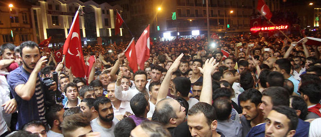 A Konya, les habitants reagissent a la tentative de coup d'Etat.