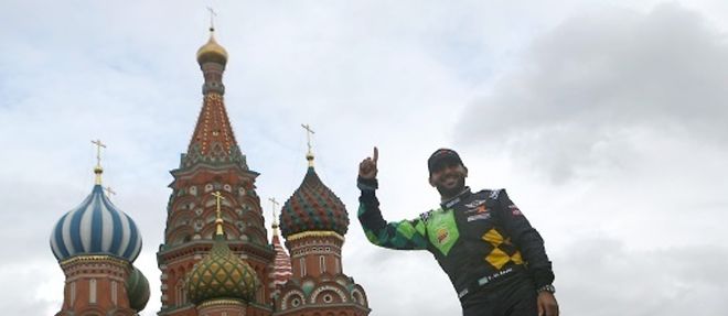 Le pilote saoudien Yazeed Mohamed Al Rajhi juche sur sa Mini au depart du rallye de la Route de la Soie, le 8 juillet 2016 a Moscou