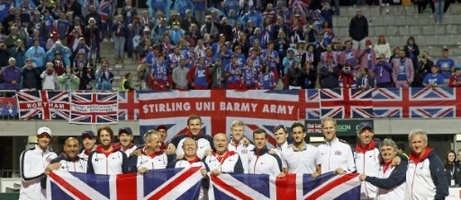 L'equipe de Grande-Bretagne pose avec des drapeaux du Royaume-Uni apres sa victoire face a la Serbie en quarts de finale de la Coupe Davis, le 17 juillet 2016 a Belgrade 
