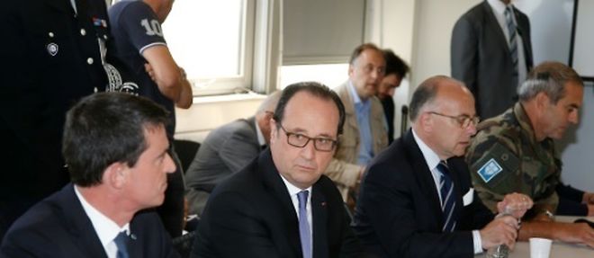 Francois Hollande entre Manuel Valls et Bernard Cazeneuve lors d'une reunion le 15 juillet 2016 a la prefecture de Nice