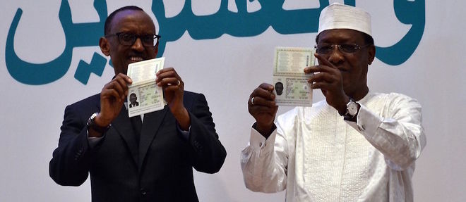 Paul Kagame, president du Rwanda, et Idriss Deby Itno, president du Tchad, brandissent leur passeport africain le 17 juillet 2016.
