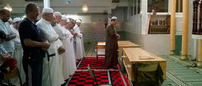 L'imam Otmane Aissaoui se recueille devant les cercueils des victimes de l'attentat de Nice en compagnie de leurs familles.