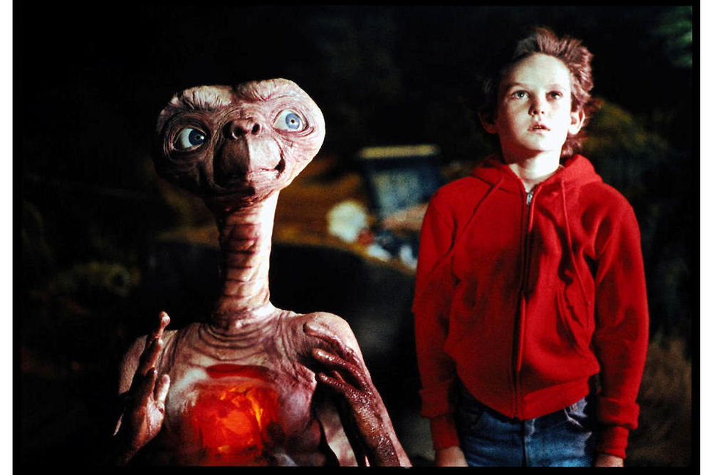 Elliott fait preuve d'un incroyable courage pour proteger E.T. (1982)
