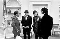 Richard Nixon et Elvis Presley lors de leur rencontre en 1970. À gauche d'Elvis, Jerry Schilling.