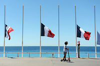 Drapeaux en berne sur la promenade des Anglais, à Nice. ©Andreas Gebert/DPA