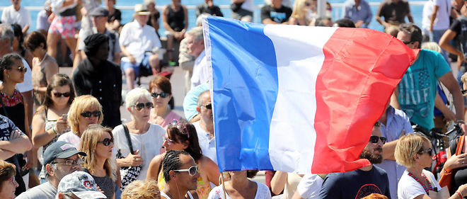 Un drapeau francais pendant la minute de silence a Nice.