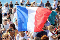 Un drapeau français pendant la minute de silence à Nice. ©Valery Hache