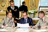 Réunion entre François Hollande, président de la République, et ses principaux conseillers militaires – Pierre de Villiers (à gauche) et Benoît Puga (à droite), qui a quitté ses fonctions le 6 juillet – sur la situation de l'engagement français en Irak, à l'Élysée, le 1er octobre 2014. ©Alain Jocard/Pool/REA