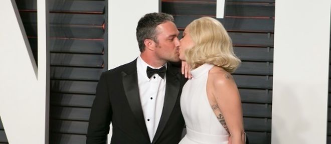 La chanteuse americaine Lady Gaga et l'acteur Taylor Kinney, a Beverly Hills le 28 fevrier 2016