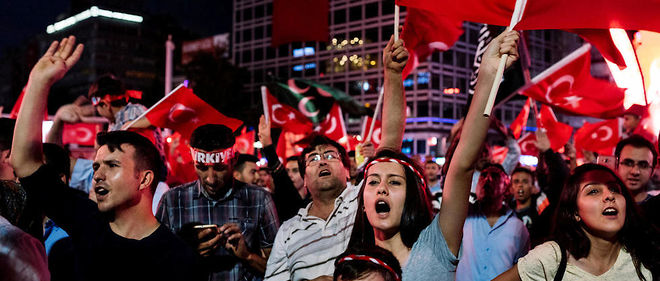 Des centaines d'Ankariotes ont scande des slogans en faveur de la Turquie et de son president Erdogan sur la place Kizilay, le 20 juillet 2016. 