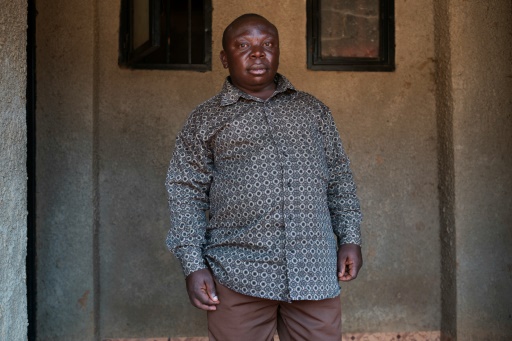 L'ancien otage Isaac Kavusa Vukol pose devant son commerce à Kayna, dans l'Est de la République démocratique du Congo, le 15 juillet 2016 © Eduardo Soteras AFP