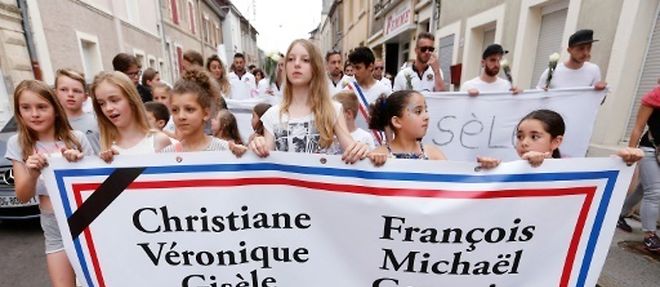 Des centaines de personnes participent a une marche en hommage aux victimes de l'attentat des la Promenade des Anglais a Nice, le 20 juillet 2016