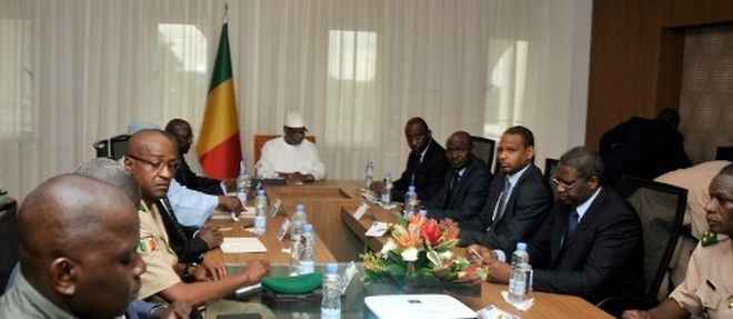 Conseil de securite autour du president malien Ibrahim Boubacar Keita, le 19 juillet 2016 a Bamako, apres l'attaque du camp de Nampala