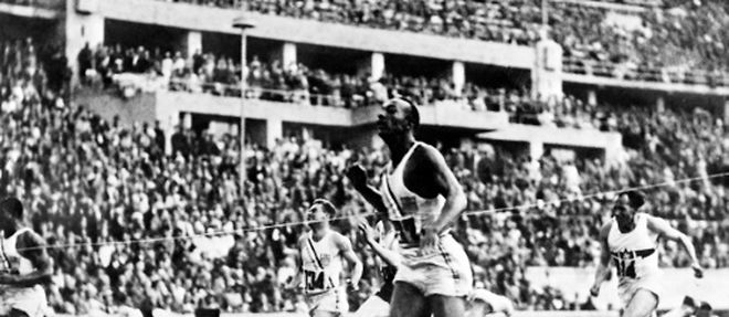 Le sprinteur americain Jesse Owens, lors de sa victoire sur le 100 m des JO de Berlin, le 5 aout 1936