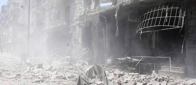 Batiments detruits par des bombardements aeriens de l'armee gouvernementale syrienne dans un quartier d'Alep controle par l'opposition.