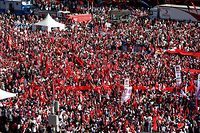 Turquie : mar&eacute;e de drapeaux rouges pour la d&eacute;mocratie