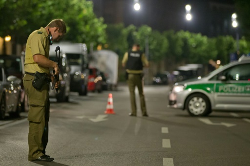 Policiers sur le lieu de l'explosion provoquée par un réfugié syrien, le 25 juillet 2016 à Ansbach en Allemagne © Daniel Karmann dpa/AFP