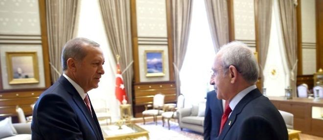 Le president Recep Tayyip Erdogan (a g.) et Kemal Kilicdaroglu, chef du Parti republicain du peuple (CHP), le 25 juillet 2016 au palais presidentiel a Ankara