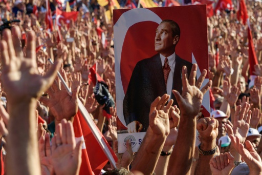 Le portrait de Mustafa Kemal Atatürk, brandi lors de la manifestation de l'opposition le 24 juillet 2016 place Taksim à Istanbul © OZAN KOSE AFP