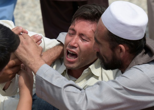 Un homme hurle sa douleur le 24 juillet 2016 à Kaboul au lendemain de l'attentat qui a fait 80 morts © SHAH MARAI AFP