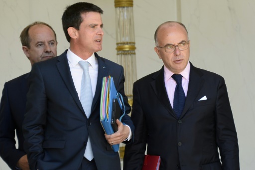 Le Premier ministre Manuel Valls et le ministre de l'Intérieur, à la sortie de l'Elysée le 19 juillet 2016 à Paris © BERTRAND GUAY                        AFP