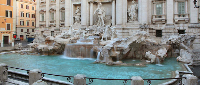 Sous 35 ?C a l'ombre, les touristes peinent a resister a l'appel de la baignade dans les fontaines romaines, sanctionnee par une lourde amende.