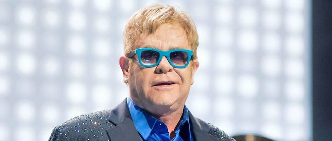 Elton John fait partie d'une centaine de celebrites a avoir offert l'un de ses vetements pour une vente aux encheres au profit des refugies. 
