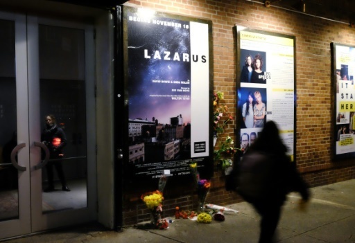 Des gens font la queue pour voir la comedie musicale "Lazarus" le 12 janvier 2016 a New York