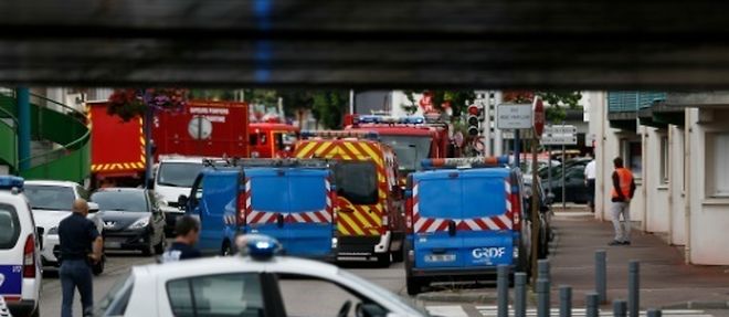 Des policiers bloquent le perimetre de l'eglise Saint-Etienne-du-Rouvray, pres de Rouen, le 26 juillet 2016, lieu d'une prise d'otages