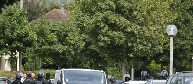 Des policiers de la BRI dans le village de Saint-Etienne-du-Rouvray, le 26 juillet 2016
