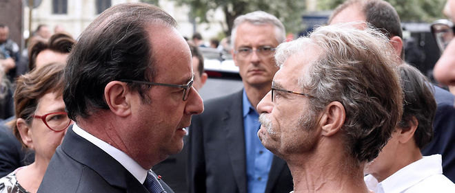 A Saint-Etienne-du-Rouvray, l'emotion est tres vive apres l'assassinat terroriste d'un pretre mardi 26 juillet, a l'image de celle du maire Hubert Wulfranc, qui a recu le soutien de Francois Hollande.