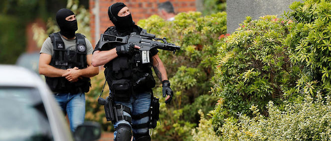 Durant plusieurs minutes, les policiers de la BRI de Rouen ont tente d'entrer dans l'eglise, mais les terroristes ont utilise des otages comme bouclier.