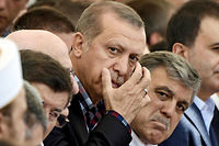 Hommage. Le président turc Erdogan (au centre) et son prédecesseur, Abdullah Gül (à droite), aux obsèques des victimes du putsch avorté à Istanbul, le 17 juillet. ©Aris Messinis/AFT