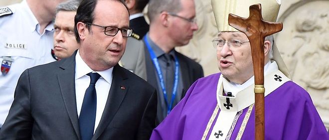 Francois Hollande et le cardinal Andre Vingt-Trois ont ete applaudis a la fin de la messe d'hommage au pere Hamel, a Notre-Dame de Paris, mercredi soir. 