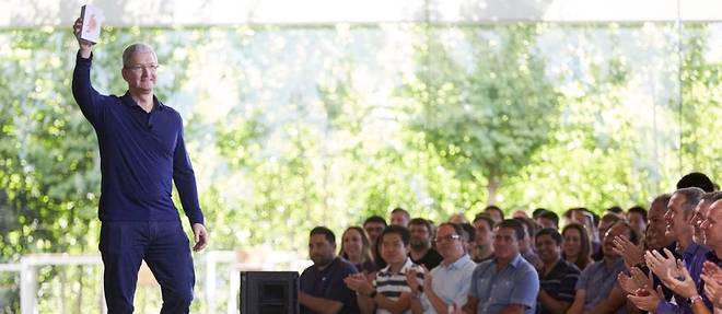 Tim Cook presentant le milliardieme iPhone vendu lors d'une reunion du personnel d'Apple.