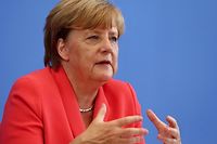 Allemagne : Merkel d&eacute;fend toujours sa politique sur les migrants