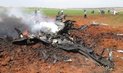 Les débris d'un avion des forces pro-régime qui aurait été abattu par le Front al-Nosra près d'Eis, dans le nord de la Syrie le 5 avril 2016 © OMAR HAJ KADOUR AFP/Archives