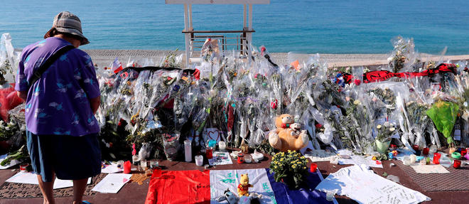 Hommages aux victimes de l'attentat de Nice sur la promenade des Anglais.   ©VALERY HACHE