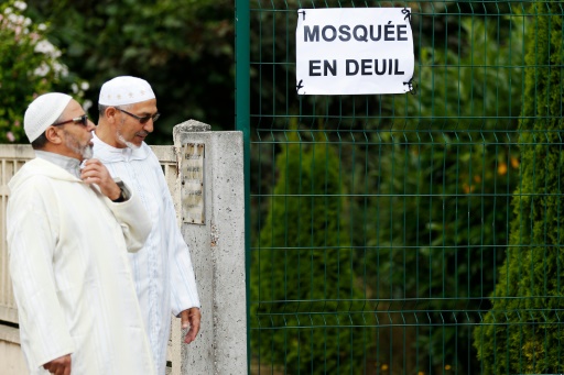 Des gens se dirigent vers la mosquée Yahia le 29 juillet 2016 à Saint-Etienne-du-Rouvray © CHARLY TRIBALLEAU AFP